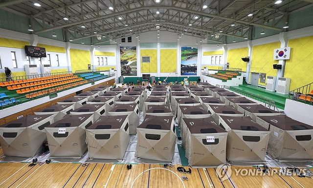 경북 의성군 대형 산불 발생 이틀째인 23일 의성체육관에 설치된 텐트에서 이재민들이 휴식을 취하고 있다. 2025.3.23 / 사진 =&nbsp; 연합뉴스