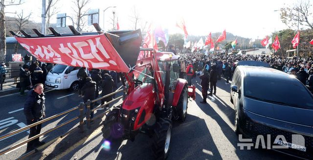 전국농민회총연맹 전봉준 투쟁단의 '윤석열 대통령 체포 등을 촉구'하는 트랙터 대행진이 1박2일째 이어진 지난해 12월22일 오전 서울 서초구 남태령역 인근에서 집회 참가자가 시위를 하고 있다. 2024.12.22. / 사진 = 뉴시스