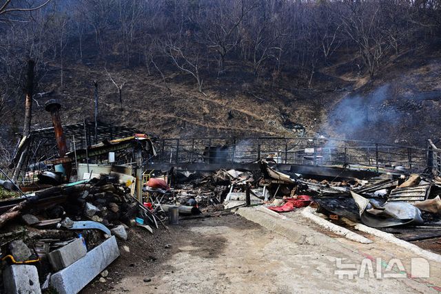23일 오후 경남 산청군에서 발생한 대형 산불이 3일째 이어지고 있는 가운데 산청군 정태마을 한 주택이 산불로 전소돼 폐허가 돼 있다. 2025.03.23. / 사진 = 뉴시스