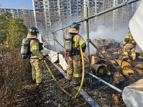 지난 22일 오후 서울 강남구 개포동 공원에서 화재가 발생해 소방대원들이 진화 작업을 벌이고 있다. 2025.03.24 [강남소방서 제공. 재판매 및 DB 금지] / 사진&nbsp; = 연합뉴스