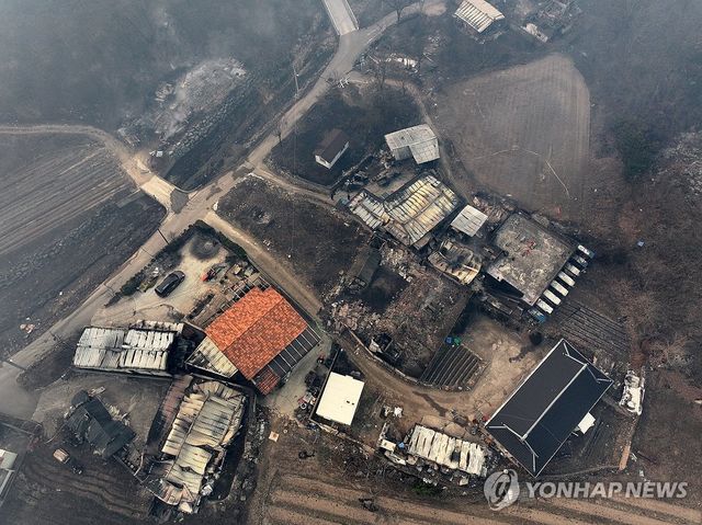 26일 오전 경북 안동시 길안면 묵계마을 일대가 산불 피해를 보아 폐허로 변해 있다. 2025.3.26 / 사진 =&nbsp; 연합뉴스