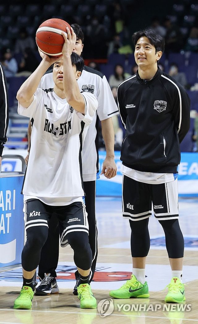 19일 부산 사직체육관에서 열린 2024-2025 KCC 프로농구 올스타전 3점 슛 콘테스트에 참여한 허웅(KCC), 허훈(kt)이 3점 슛 연습을 하고 있다. 2025.1.19 / 사진 =&nbsp; 연합뉴스