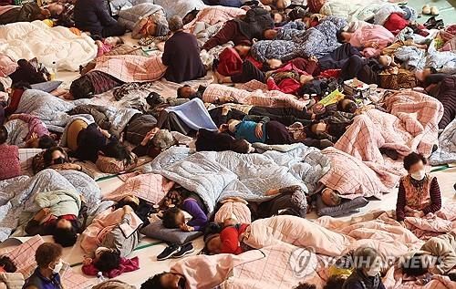 26일 경북 영양군 영양군민회관 대피소에서 산불로 인해 대피한 주민들이 휴식을 취하고 있다. 2025.3.26 / 사진 = 연합뉴스