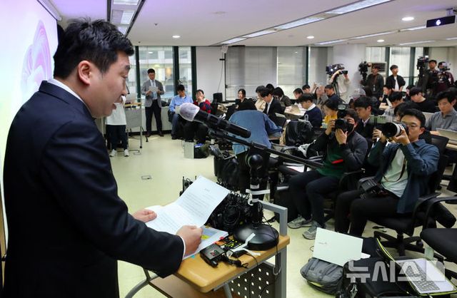 故 김새론 유족 측 법률대리인 부지석 변호사가 27일 오후 서울 서초구 스페이스쉐어 강남역센터에서 기자회견을 열고 유족 측 입장을 밝히고 있다. 2025.03.27.&nbsp; / 사진 = 뉴시스
