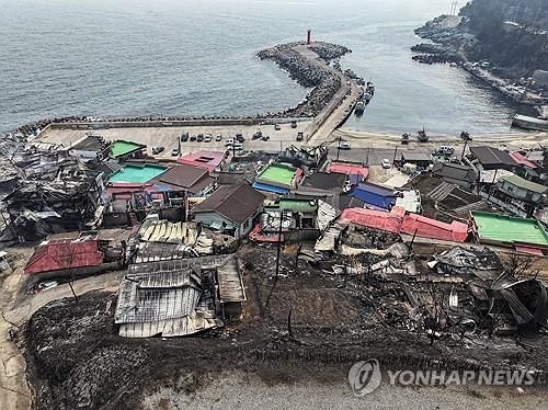 26일 경북 영덕군 영덕읍 노물리 마을이 산불에 폐허가 된 모습을 보이고 있다. 영덕에서는 이번 산불로 인한 사망자가 다수 발생했다. 2025.3.26 / 사진 = 연합뉴스