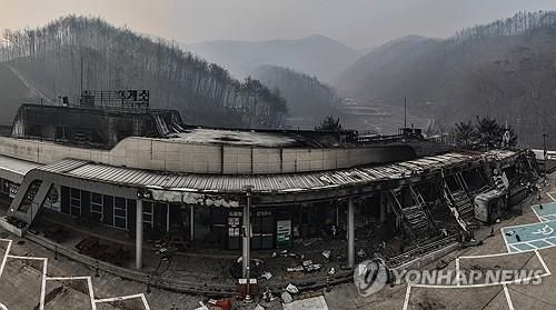 27일 경북 청송군 서산영덕고속도로 청송휴게소(영덕방향)가 산불에 폐허가 돼 있다. 2025.3.27 / 사진 = 연합뉴스
