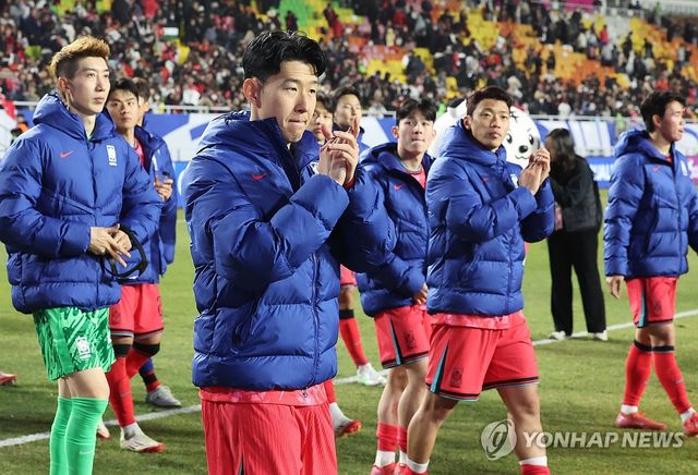 25일 경기도 수원시 수원월드컵경기장에서 열린 2026 북중미 월드컵 아시아 3차 예선 B조 8차전 대한민국과 요르단의 경기. 1-1 무승부로 경기를 마친 뒤 선수들이 관중석을 향해 인사하고 있다. 2025.3.25 / 사진 = 연합뉴스