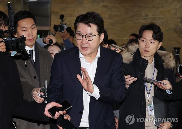 국민의힘 신동욱 의원이 14일 오전 국회에서 열린 비상의원총회에 참석하고 있다. 2024.12.14 / 사진 = 연합뉴스