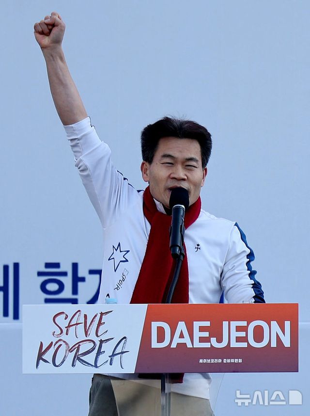 한국사 강사 전한길씨가 22일 오후 대전 서구 대전시청 앞 보라매공원에서 세이브코리아가 주최한 국가비상기도회에서 발언을 하고 있다. 2025.02.22. / 사진 = 뉴시스