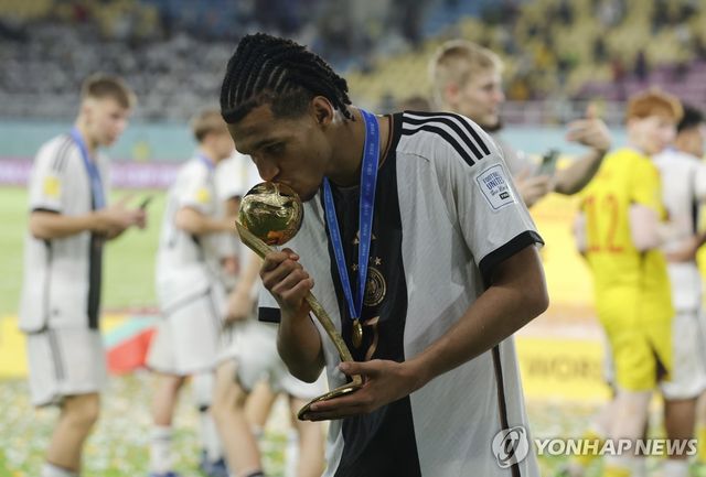 2023 U-17 월드컵 우승 트로피에 입 맞추는 우승국 독일 선수[EPA=연합뉴스] / 사진 = 연합뉴스