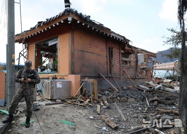 6일 오후 경기 포천시 이동면 노곡리 공군 전투기 폭탄 오발 사고 현장이 통제되고 있다. 2025.03.06. / 사진 = 뉴시스