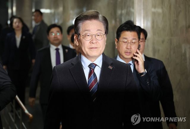 더불어민주당 이재명 대표가 윤석열 대통령의 석방이 알려진 7일 서울 여의도 국회에서 열린 긴급 의원총회에 참석하고 있다. 2025.3.7 / 사진 = 연합뉴스