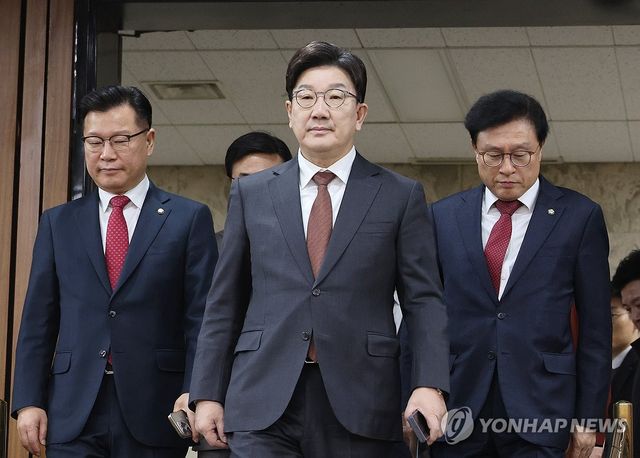 국민의힘 권성동 원내대표(가운데)가 7일 서울 여의도 국회에서 열린 원내대책회의에 참석하고 있다. 2025.3.7 / 사진 = 연합뉴스