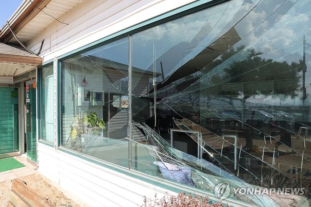 6일 경기도 포천시 이동면 노곡리에서 공군 전투기 민가 오폭 사고가 발생해 사고 현장 인근 건물의 유리창이 깨져 있다. 2025.3.6 / 사진 = 연합뉴스