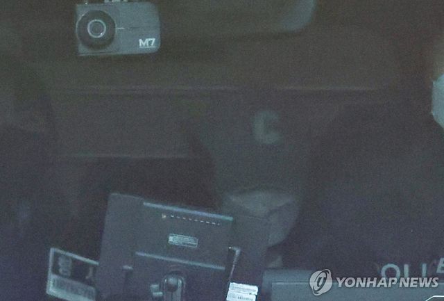 7일 오후 대전서부경찰서에서 첫 대면조사를 마친 대전 초등생 살해 교사 명모(40대) 씨가 경찰 승합차를 타고 유치장으로 이동하고 있다. 2025.3.7 / 사진 = 연합뉴스