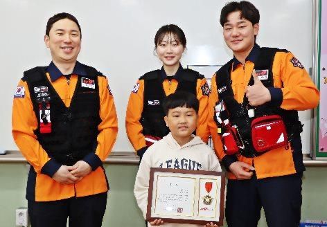 심폐소생술로 엄마 살린 정태운군[부천소방서 제공, 재판매 및 DB 금지] / 사진 = 연합뉴스