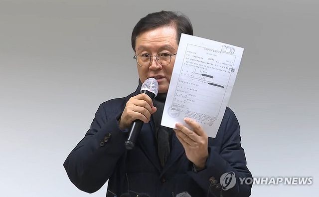 '윤 대통령 영장 기각 의혹' 회견하는 윤갑근 변호사[연합뉴스 자료사진]