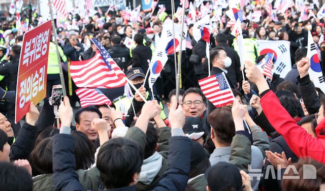 윤석열 대통령이 석벙된 지난 8일 오후 서울 용산구 한남동 관저 입구에서 지지자들이 기뻐하고 있다. 2025.03.08. / 사진 = 뉴시스