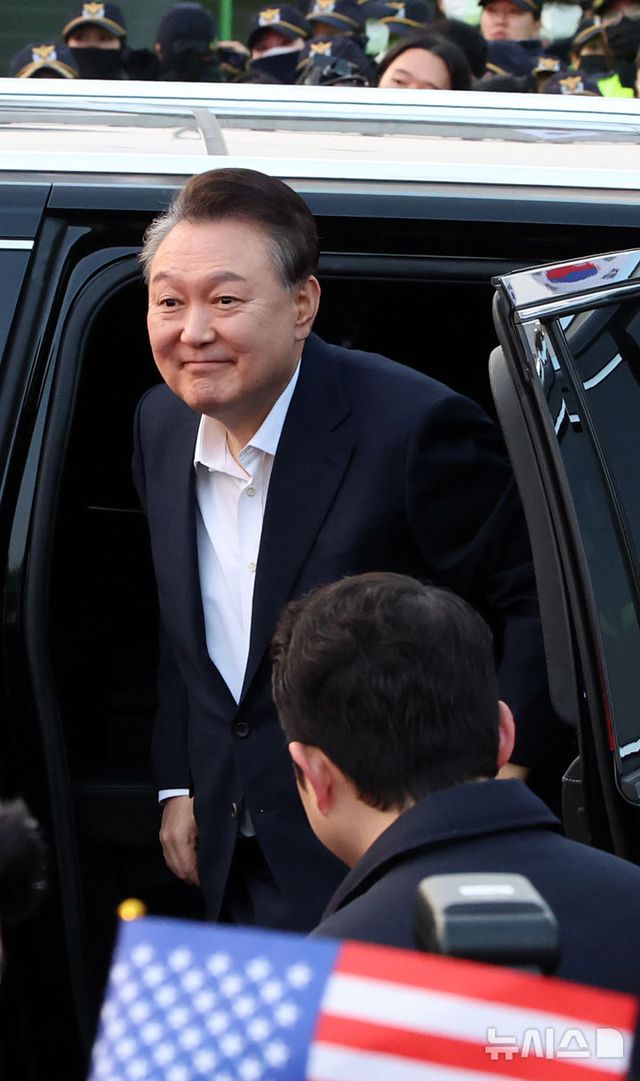 석방된 윤석열 대통령이 8일 오후 서울 용산구 한남동 관저 입구에서 지지자들에게 인사하기 위해 차에서 내리고 있다. 2025.03.08. / 사진 = 뉴시스