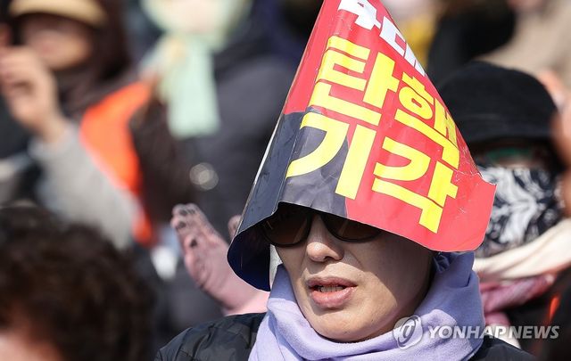 9일 서울 용산구 한남동 대통령 관저 인근에서 열린 사랑제일교회 연합 예배에서 한 참가자가 탄핵 기각을 촉구하는 모자를 쓰고 있다. 2025.3.9 / 사진 = 연합뉴스