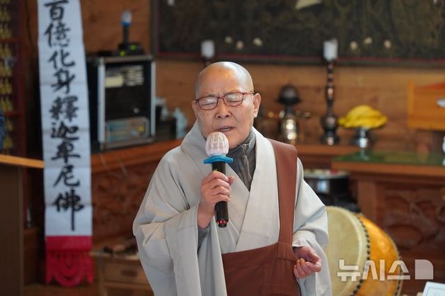 1일 대한불교조계종 화천사에서 거행된 인천 부평구 '봉사왕' 故장성철씨의 49재에서 주지 정각 스님이 기독교인이던 고인을 위해 찬송가를 부르고 있다. (사진=화천사 제공) 2025.04.01. / 사진 = 뉴시스