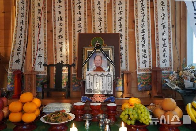1일 인천 부평구 '봉사왕' 故장성철씨의 49재가 거행된 대한불교조계종 화천사에 고인의 영정 사진이 놓여 있다. (사진=화천사 제공) 2025.04.01. / 사진 = 뉴시스