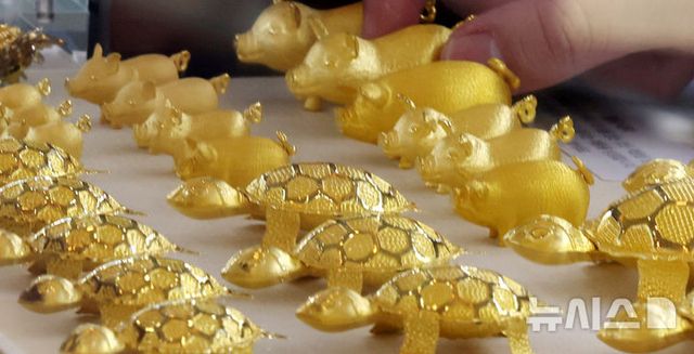 금값이 사상 최고치를 경신한 28일 오후 서울 종로구 한국금거래소에서 직원이 순금 제품을 정리하고 있다. 이날 금값은 사상 최고치를 경신하면서 올해 들어 17번의 사상 최고치를 갈아 치웠다. 2025.03.28. / 사진 = 뉴시스