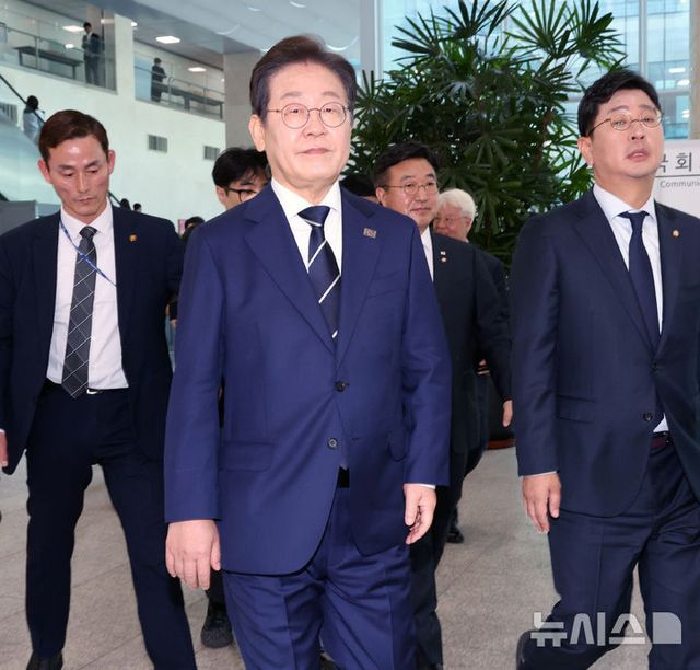 대선출마를 선언한 이재명 더불어민주당 전 대표가 11일 오전 서울 여의도 국회 소통관에서 비전 및 캠프 인선 발표를 마친 뒤 이동하고 있다. (공동취재) 2025.04.11 / 사진 = 뉴시스