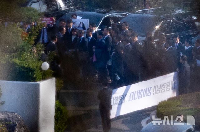 윤석열 전 대통령이 10일 오후 서울 용산구 한남동 관저를 떠나며 대통령실 관계자들과 인사를 나누고 있다. 2025.03.31. / 사진 = 뉴시스