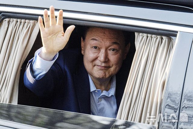 윤석열 전 대통령이 11일 서울 서초구 사저로 들어서며 지지자들에게 인사하고 있다. (공동취재) 2025.04.11.&nbsp; / 사진 = 뉴시스