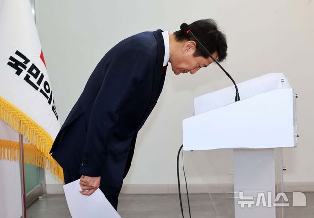 오세훈 서울시장이 12일 서울 영등포구 국민의힘 중앙당사에서 제21대 대통령 선거 관련 긴급 기자회견을 하기 전 인사하고 있다. / 사진 = 뉴시스