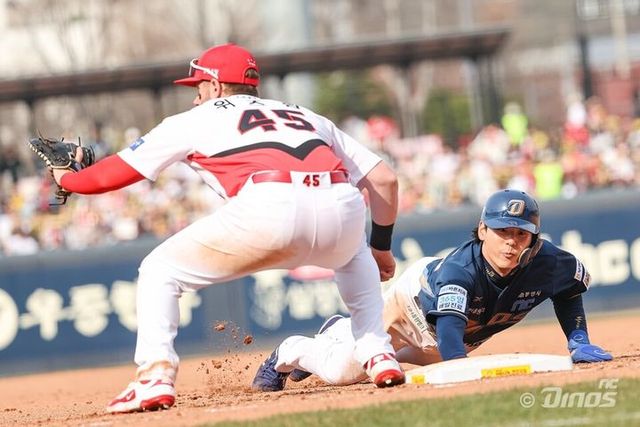 프로야구 NC 다이노스 김성욱이 지난 3월23일 광주-기아 챔피언스필드에서 열린 2025 신한 쏠뱅크 KBO리그 KIA 타이거즈와의 경기에서 1루 베이스에 손을 뻗고 있다. (사진=NC 다이노스 제공) 2025.03.23. *재판매 및 DB 금지 / 사진= 뉴시스