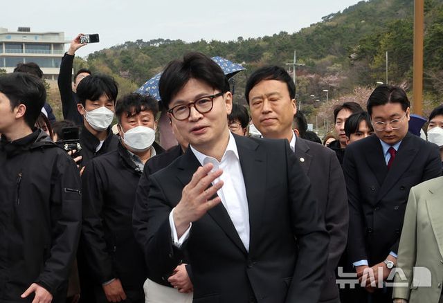 대통령 선거 출마 선언한 한동훈 국민의힘 전 대표가 12일 부산 강서구 가덕도 대항전망대를 방문, 가덕도신공항 건설 예정지를 둘러보고 있다. 2025.04.12. / 사진 = 뉴시스