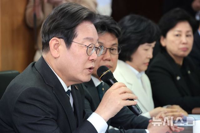 이재명 더불어민주당 대표가 2일 서울 여의도 소상공인연합회 대회의실에서 열린 소상공인연합회 민생경제 현장 간담회에서 발언을 하고 있다.2025.04.02. / 사진 = 뉴시스