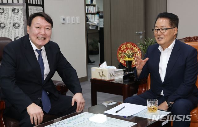 윤석열 검찰총장이 7일 서울 여의도 국회 의원회관에서 민주평화당 박지원 의원을 예방하고 있다. 2019.08.07./ 사진 = 뉴시스