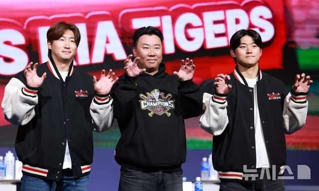 20일 서울 송파구 롯데호텔 월드 크리스탈볼룸에서 열린 2025 신한 SOL Bank KBO 미디어데이에서 KIA 나성범, 이범호 감독, 김도영 선수가 포즈를 취하고 있다. 2025.03.20.&nbsp; / 사진 = 뉴시스