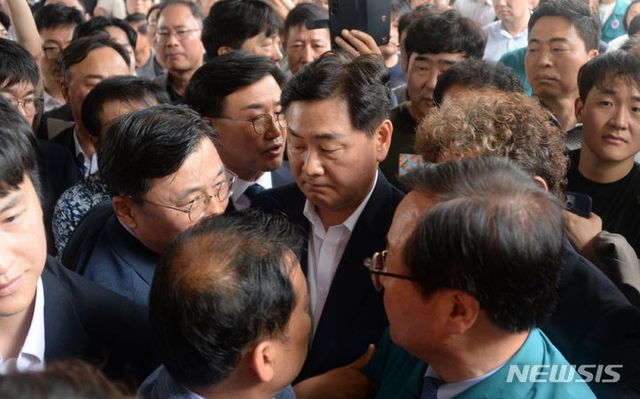 김관영 전북특별자치도지사가 26일 전북 완주군 완주군청을 방문해 군민과의 대화를 열 예정이였으나 완주-전주 통합을 반대하는 완주군민들에 의해 장내로 들어서지 못하고 발걸음을 돌리고 있다. 2024.07.26. / 사진 = 뉴시스