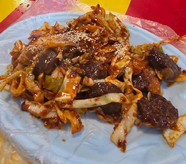 지난달 개최된 제주시 왕벚꽃 축제에서 일부 노점이 순대 6개가 든 순대볶음을 2만5000원에 판매한 사실이 온라인 상에 퍼져 '제주도 바가지 요금' 논란이 다시 제기됐다. 이에 따라 제주도는 도내 모든 축제에 음식 모형 비치를 권고하기로 하는 등 대책을 내놨다. (사진=SNS 캡처)&nbsp; *재판매 및 DB 금지 / 사진 = 뉴시스