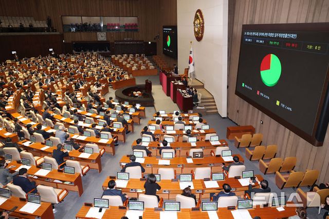 이학영 국회부의장이 2일 오후 서울 여의도 국회에서 열린 제423회 국회(임시회) 제3차 본회의에서 대도시권광역교통관리에관한특별법일부개정법률안 가결을 선포하며 의사봉을 두드리고 있다. 2025.04.02. / 사진 = 뉴시스