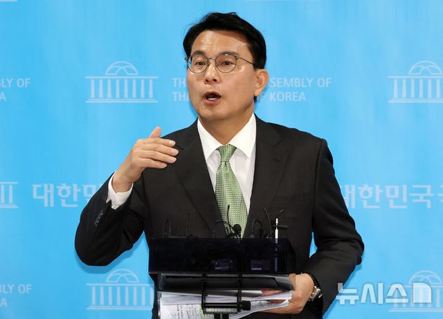 윤상현 국민의힘 의원이 1일 오전 서울 여의도 국회 소통관에서 현안 관련 기자회견을 한 뒤 취재진 질문에 답변하고 있다. 2025.04.01. / 사진 = 뉴시스