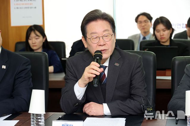 국회사진기자단 = 이재명 더불어민주당 대표가 2일 서울 여의도 소상공인연합회 대회의실에서 열린 더불어민주당-소상공인연합회 민생경제 현장간담회에서 발언하고 있다. 2025.04.02.&nbsp; / 사진 = 뉴시스