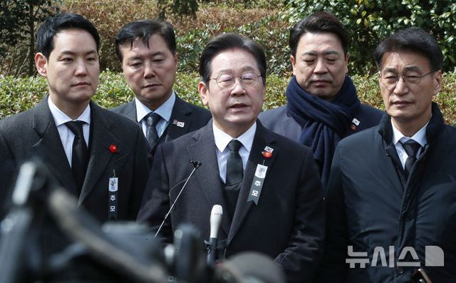 이재명 더불어민주당 대표가 3일 오전 제주시 봉개동 제주4·3평화공원에서 열린 제77주년 제주4·3 추념식 참배 후 취재진의 질문에 답변하고 있다. (제주도사진기자회) 2025.04.03. / 사진 = 뉴시스