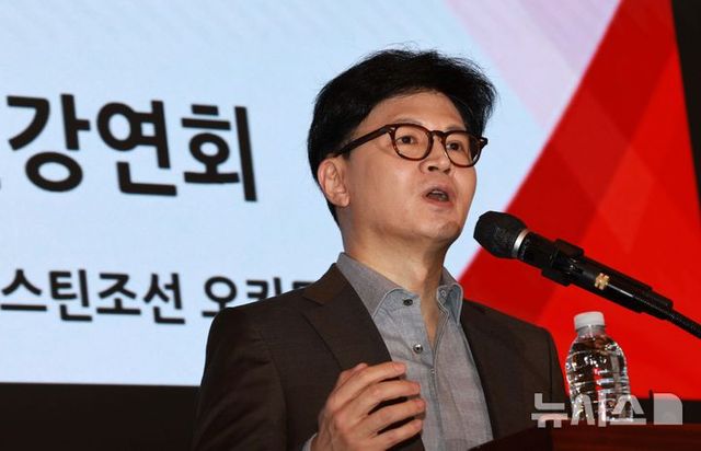 한동훈 전 국민의힘 대표가 24일 오후 서울 중구 웨스틴조선 서울호텔에서 열린 산학연포럼에서 'AX 시대를 위한 정치'를 주제로 강연하고 있다. 2025.03.24. / 사진 = 뉴시스