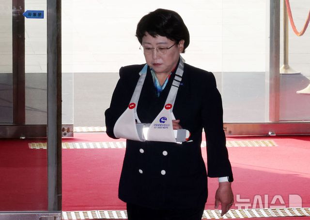 김선민 조국혁신당 당대표 권한대행이 윤석열 대통령 탄핵심판 선고일인 4일 오전 서울 여의도 국회로 출근하고 있다. 2025.04.04. / 사진 = 뉴시스