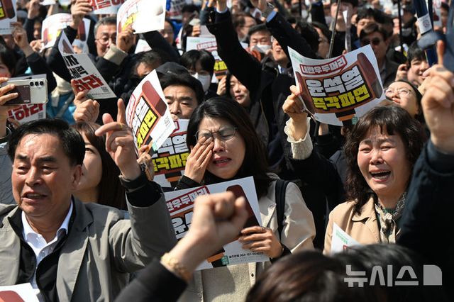 헌법재판소가 윤석열 대통령 파면을 선고한 4일 오전 광주 동구 5·18민주광장에 모인 시민들이 환호하고 있다. 2025.04.04. / 사진 = 뉴시스