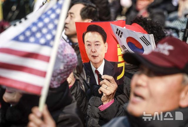 윤석열 대통령 탄핵 심판 선고를 앞둔 4일 서울 용산구 한남동 대통령 관저 앞에서 탄핵 반대 집회 참가자들이 구호를 외치고 있다. 2025.04.04.&nbsp; / 사진 = 뉴시스