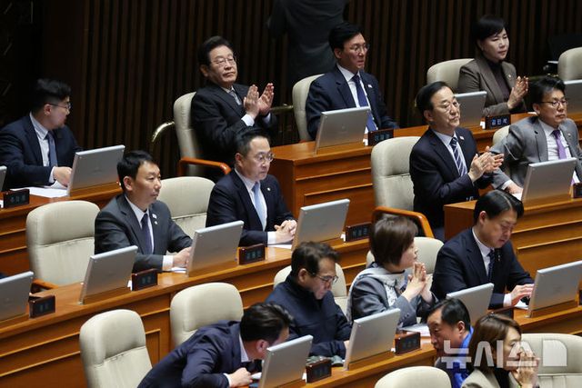 이재명(왼쪽 위 두 번째) 더불어민주당 대표와 당 의원들이 4일 오후 서울 여의도 국회에서 열린 제424회 국회(임시회) 제1차 본회의에서 우원식 의장의 발언이 끝난 뒤 박수치고 있다. 2025.04.04. / 사진 =&nbsp; 뉴시스