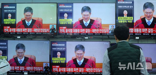 4일 오전 서울 용산구 전자랜드 용산점 내 전자제품 판매점에서 윤석열 대통령의 탄핵심판 선고 결과가 중계되고 있다. 2025.04.04. / 사진 = 뉴시스