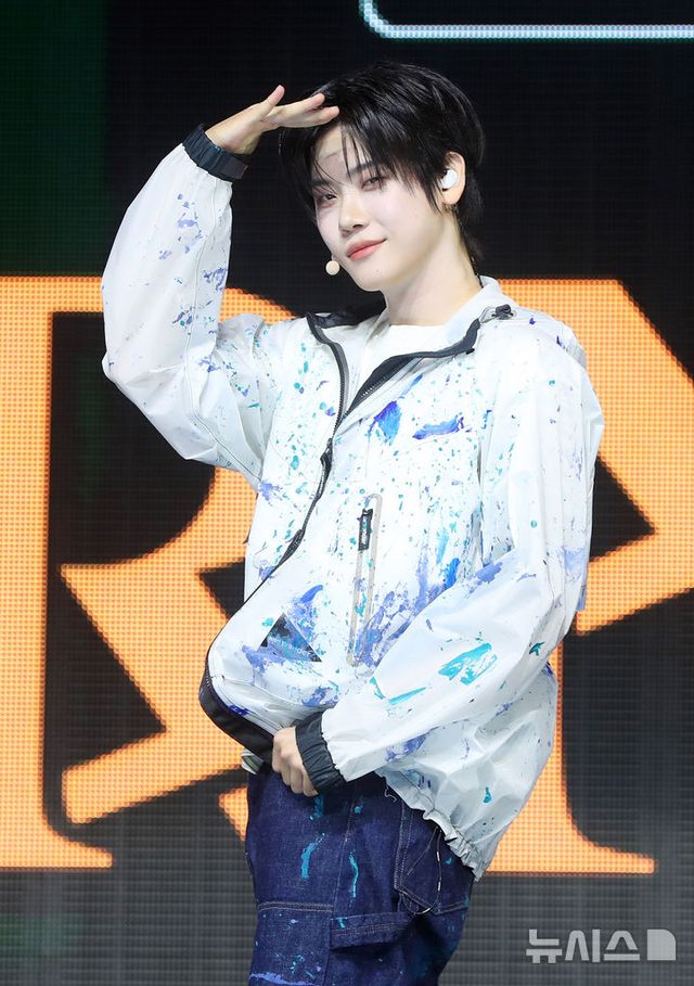 그룹 클로즈 유어 아이즈 장여준이 2일 오후 서울 광진구 예스24라이브홀에서 열린 첫 번째 미니 앨범 '이터널티'(ETERNALT) 발매 기념 쇼케이스에서 포즈를 취하고 있다. 2025.04.02. / 사진 =&nbsp; 뉴시스