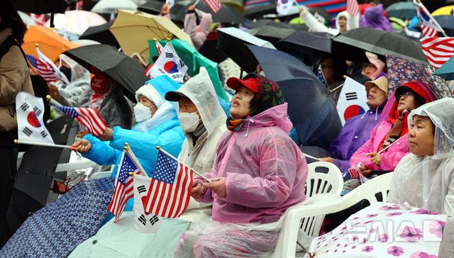 헌법재판소가 윤석열 대통령의 파면을 선고한 가운데 5일 서울 종로구 동화면세점 앞에서 윤석열 전 대통령 지지자들과 자유통일당 등 보수단체 회원들이 탄핵 무효를 촉구하며 구호를 외치고 있다. 2025.04.05. / 사진 = 뉴시스